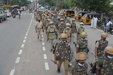 அரியலூரில் நடைபெற்ற காவல்துறையினரின் கொடி அணிவகுப்பு நிகழ்ச்சி.