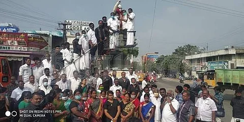 ஆத்தூரில் அதிமுக நிறுவனர் எம்ஜிஆர் நினைவு தினம் அனுசரிக்கப்பட்டது.