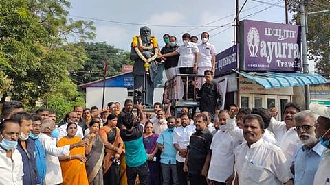 தந்தை பெரியாரின் நினைவு தினத்தையொட்டி கோவை காந்திபுரத்தில் திமுக கிழக்கு மாவட்ட பொறுப்பாளர் நா.கார்த்திக் எம்எல்ஏ தலைமையில் திமுகவினர் மாலையணிவித்து மரியாதை.