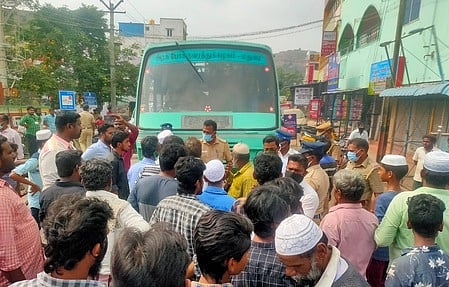 திண்டுக்கல் மக்கான் தெரு அருகே வியாழக்கிழமை சாலை மறியலில் ஈடுபட்ட பொதுமக்கள்.