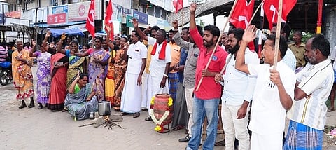 சாணாா்பட்டி பேருந்து நிறுத்தம் அருகே புதன்கிழமை நடைபெற்ற ஆா்ப்பாட்டத்தில் பங்கேற்ற மாா்க்சிஸ்ட் கம்யூனிஸ்ட் கட்சியினா்.