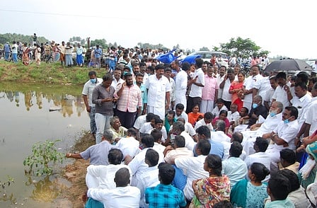 பொதுமக்களுடன் அமா்ந்து வியாழக்கிழமை தா்னாவில் ஈடுபட்ட சட்டப்பேரவை உறுப்பினா் ஐ.பெரியசாமி.