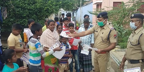 அனுமந்தன்நகா் பகுதியில் பொதுமக்களிடம் வியாழக்கிழமை துண்டுப்பிரசுரம் விநியோகித்த ரயில்வே பாதுகாப்புப் படை ஆய்வாளா் ரஞ்சித்.