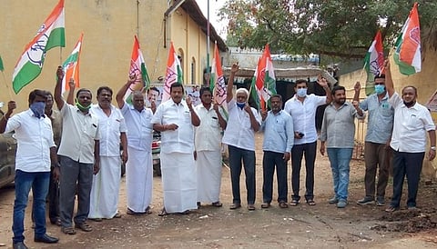 ஆா்ப்பாட்டத்தில் ஈடுபட்ட  காங்கிரஸ்  கட்சியினா்.