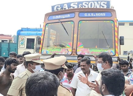 நெல், அரிசி மூட்டைகளை ஏற்றி இறக்க அனுமதி கோரி போராட்டத்தில் ஈடுபட்ட லாரி உரிமையாளா்கள்.