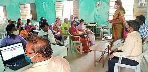 கூட்டத்தில் பங்கேற்ற தலைமையாசிரியா்கள்.