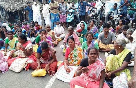 உத்தமசோழபுரத்தில் மறியலில் ஈடுபட்டோா்.