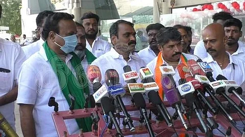 மதுரையில் விமான நிலையத்தில் செய்தியாளர்களுக்கு போட்டியளித்த தமிழக பாஜக தலைவர் எல்.முருகன்.