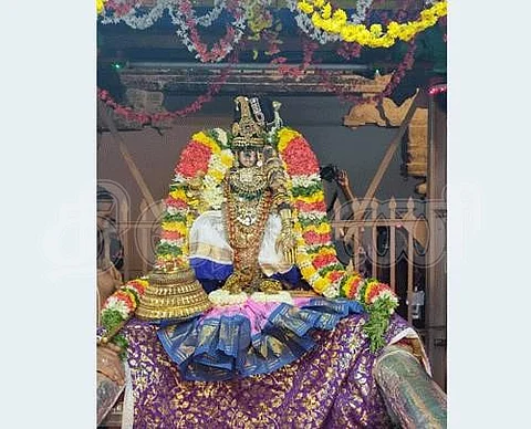 வைகுந்த ஏகாதசி பகல் பத்து 10-ஆம் திருநாளான் வியாழக்கிழமை மோகினி அலங்காரத்தில் எழுந்தருளிய நம்பெருமாள்.