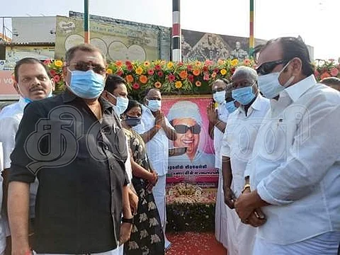 ஓமலூரில் எம்எல்ஏ வெற்றிவேல் உள்ளிட்ட நிர்வாகிகள் மலர் தூவி மரியாதை செலுத்தினர். 