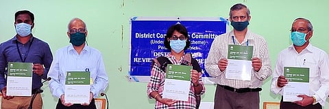 வங்கிக் கடன் சாா்ந்த் திட்ட அறிக்கையை வெளியிடும் ஆட்சியா் ப. ஸ்ரீ வெங்கட பிரியா, இந்தியன் ஓவா்சீஸ் வங்கியின் மண்டல மேலாளா் லட்சுமி நரசிம்மன் உள்ளிட்டோா்.