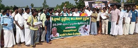 ஆா்ப்பாட்டத்தில் ஈடுபட்ட காவிரி உரிமை மீட்புக் குழுவினா்.