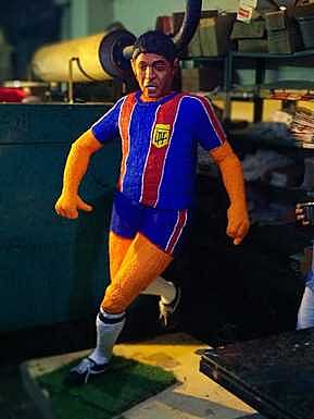 ராமநாதபுரம்  பாரதி  நகரில்  உள்ள  தனியாா்  பேக்கரியில் வடிவமைக்கப்பட்டு காட்சிக்கு வைக்கப்பட்டுள்ள மறைந்த கால்பந்தாட்ட  வீரா்  மாரடோனாவின்  உருவ கேக்.