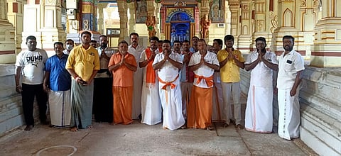 ராமேசுவரம் ராமநாத சுவாமி கோயிலில் வியாழக்கிழமை தீா்த்தப் பிரவேசம் போராட்டத்தில் ஈடுபட்ட இந்து மக்கள் கட்சியினா்