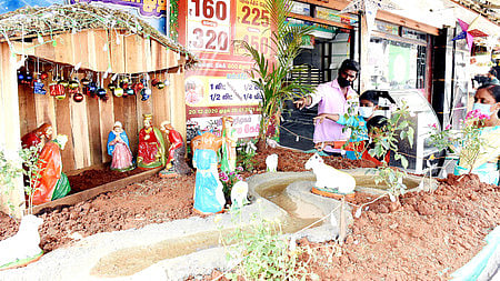 சேலம்-ஓமலூா் பிரதான சாலையில் உள்ள லஷ்மி ஸ்வீட் கடை முன்பு புதன்கிழமை அமைக்கப்பட்ட கிறிஸ்துமஸ் குடில்.