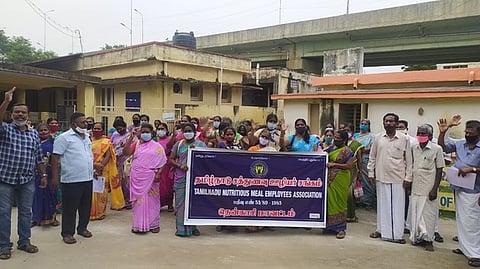 தென்காசியில் ஆா்ப்பாட்டத்தில் ஈடுபட்டோா்.