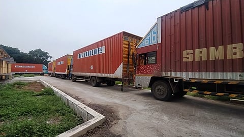 டென்23லாரி- வாக்குப்பதிவு இயந்திரங்கள் கொண்டுவரப்பட்டுள்ள லாரிகள்.