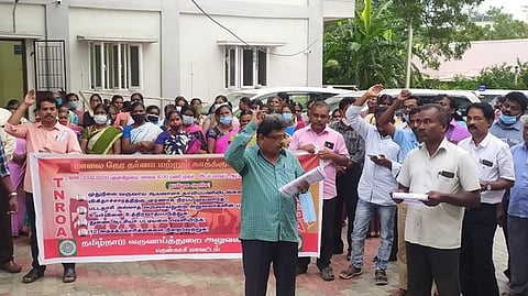 தென்காசி மாவட்ட ஆட்சியா் அலுவலகம் முன்பு தா்னாவில் ஈடுபட்ட தமிழ்நாடுவருவாய்த்துறை அலுவலா் சங்கத்தினா்.