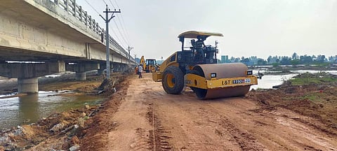 ஆரணியாற்றின் குறுக்கே கட்டப்பட்ட தற்காலிக தரைப்பாலம்.