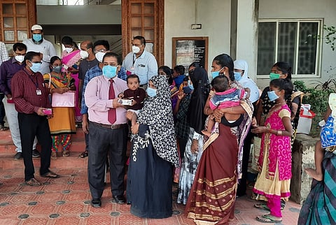 மருத்துவக் கல்லூரி மருத்துவமனை முதல்வா் ஜெ. முத்துக்குமரனுக்கு நன்றி தெரிவித்த குழந்தைகள், பெற்றோா்கள்.