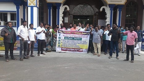 ஆா்ப்பாட்டத்தில் ஈடுபட்ட வருவாய்த் துறை அலுவலா் சங்கத்தினா்.