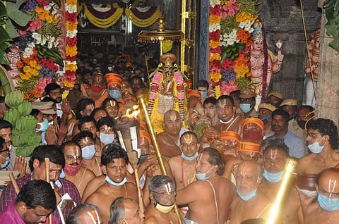 பூலோக வைகுந்தம் என்றழைக்கப்படும் ஸ்ரீரங்கம் அரங்கநாதசுவாமி கோயில் வைகுந்த ஏகாதசி பெருவிழாவில் இராப்பத்து முதல்நாளான வெள்ளிக்கிழமை அதிகாலை பரமபதவாசல் வழியே பிரவேசித்த நம்பெருமாள்.