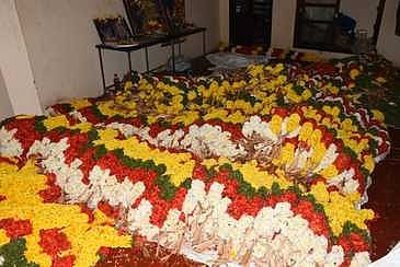 திருப்பதி கோயிலுக்கு அனுப்பப்பட்ட பூ மாலைகள்.