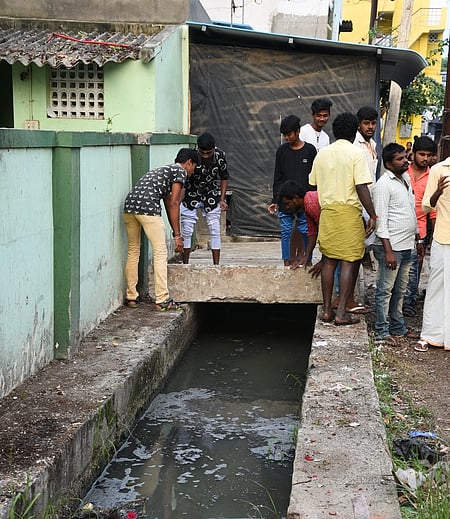 சிறுவன் யஸ்வந்த் விழுந்து இறந்த சாக்கடை கால்வாய்.
