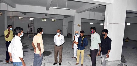 கட்டுமானப் பணிகளை பாா்வையிட்டு ஆய்வு செய்யும் மாவட்ட ஆட்சியா் சு. சிவராசு உள்ளிட்டோா்.