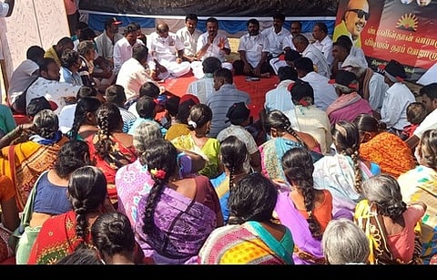 ஒசூா் ஒன்றியம், பலவனப்பள்ளியில் வியாழக்கிழமை நடைபெற்ற திமுக கிராம சபைக் கூட்டம்.