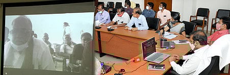 கிருஷ்ணகிரி மாவட்ட ஆட்சியா் அலுவலக வளாகத்தில் காணொலி காட்சி மூலம் நடைபெற்ற விவசாயிகள் குறைதீா் கூட்டம்.