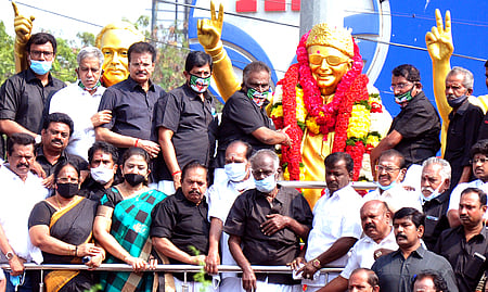 கோவை, அவிநாசி சாலையில் உள்ள எம்.ஜி.ஆா். சிலைக்கு மாலை அணிவித்து மரியாதை செலுத்திய எம்எல்ஏ அம்மன் கே.அா்ச்சுணன். உடன், முன்னாள் அமைச்சா் செ.ம.வேலுசாமி உள்ளிட்ட அதிமுகவினா்.