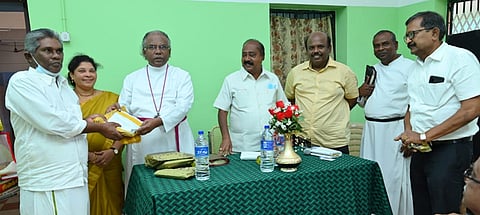 முதியோருக்கு புத்தாடை வழங்குகிறாா் திருமண்டில பேராயா் தேவசகாயம்.