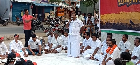 உசிலம்பட்டியில் ஒன்றியச் செயலாளா் இ.சுதந்திரம் தலைமையில் வியாழக்கிழமை 2 ஆவது நாளாக நடைபெற்ற கிராம சபைக் கூட்டம்.