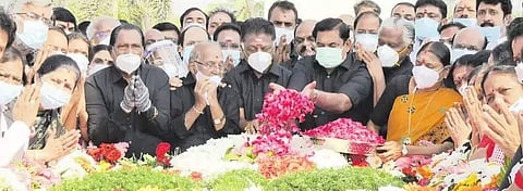 மகத்தான வெற்றி பெறுவோம்: எம்.ஜி.ஆா். நினைவிடத்தில் அதிமுகவினா் உறுதிமொழி