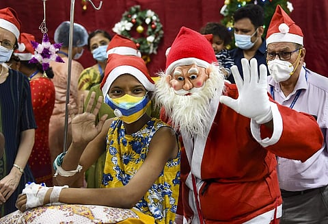 மும்பை மருத்துவமனையில்..  சிறுவர்களுடன் கிறிஸ்துமஸ் தாத்தா. படம்: பிடிஐ