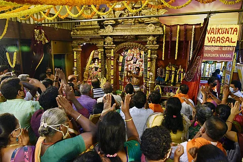 பல்வேறு கட்டுப்பாடுகளுடன்  தி.நகரில் உள்ள திருப்பதி திருமலை தேவஸ்தானம் கோயிலில் முக்கிய நிகழ்வான வைகுண்டஏகாதசி என்றும் சொர்க்கவாசல் திறப்பு விழா இன்று நடைபெற்றது.