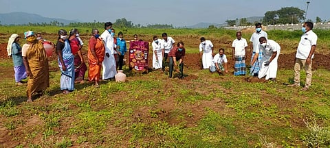 மரக்கன்றுகள் நடும் விழாவை தொடக்கி வைத்த ஒன்றியக்குழு பெருந்தலைவர் மற்றும் தன்னார்வலர்கள்