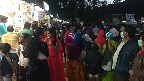 கொடைக்கானல் ஏரிச்சாலைப் பகுதியில் வெள்ளிக்கிழமை மாலை நேரத்தில் குவிந்த சுற்றுலாப் பயணிகள்.