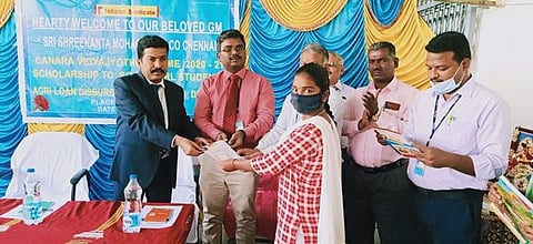 காரிமங்கலத்தில் பள்ளி மாணவி ஒருவருக்கு கல்வி உதவித் தொகை வழங்கிய கனரா வங்கி பொதுமேலாளா் ஸ்ரீகாந்த் மொகபத்தா. உடன் வங்கி அலுவலா்கள் உள்ளிட்டோா்.