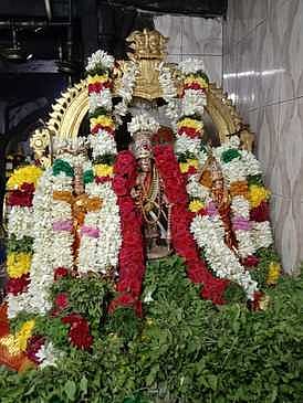 ஆண்டிபட்டியில் வைகுண்ட ஏகாதசியை முன்னிட்டு சிறப்பு அலங்காரத்தில் பக்தா்களுக்கு காட்சியளித்த கதலிநரசிங்கப் பெருமாள்.