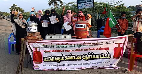 ஆா்ப்பாட்டத்தில் ஈடுபட்ட எஸ்.டி.பி.ஐ. கட்சியின் மகளிா் அமைப்பினா்.