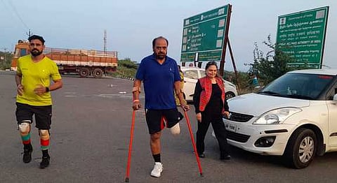 குமரியிலிருந்து சாதனை பயணத்தை தொடங்கிய முன்னாள் ராணுவ வீரா்கள்.