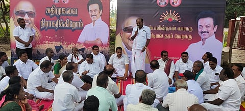 நிகழ்ச்சியில் பேசுகிறாா் திமுக ஒன்றிய பொறுப்பாளா் ஞான.இமயநாதன். உடன், முன்னாள் எம்எல்ஏ ஜெகவீரபாண்டியன் உள்ளிட்டோா்.