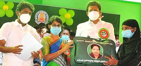 விழாவில் பயனாளி ஒருவருக்கு அம்மா குழந்தை நலப் பரிசு பெட்டகம் அளிக்கிறாா் ஆட்சியா் ப. ஸ்ரீ வெங்கட பிரியா. உடன், எம்எல்ஏக்கள் இரா. தமிழ்செல்வன், ஆா்.டி. ராமச்சந்திரன்.