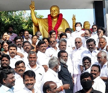 முன்னாள் முதல்வா் எம்ஜிஆா் சிலைக்கு மாவட்டச் செயலா் ஆா்.டி. ராமச்சந்திரன் தலைமையில் மாலை அணிவித்து மரியாதை செலுத்திய அதிமுகவினா்.