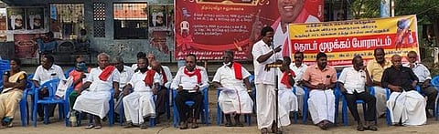 புதுகையில் நடைபெற்ற தொடா் முழக்கப் போராட்டத்தில் ஈடுபட்ட ஜனநாயக மேடையினா்.