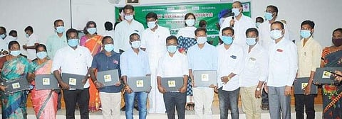 புதுகையில் கிராம நிா்வாக அலுவலா்களுக்கான மடிக்கணினிகளை வழங்குகிறாா் மக்கள் நல்வாழ்வுத் துறை அமைச்சா் சி. விஜயபாஸ்கா்.