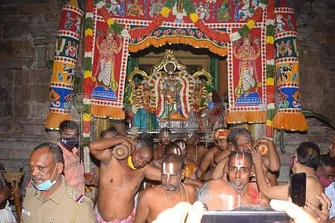 மன்னார்குடி ராஜகோபாலசுவாமி கோவிலில் வைகுண்ட ஏகாதசி இராபத்து முதல் நாள் பரமபத வாசலை கடக்கும் உத்ஸவப் பெருமாள் .