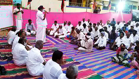 கமுதி அருகே பேரையூரில் திமுக சாா்பில் வெள்ளிக்கிழமை நடைபெற்ற மக்கள் கிராம சபைக் கூட்டம்.